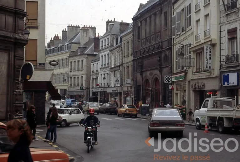 Une rue commerçante de Laon vers 1980